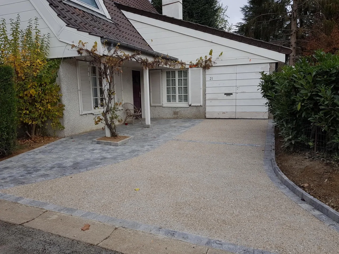 Réalisation d'allée en béton désactivé 78