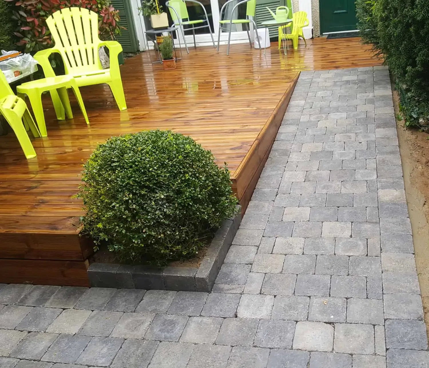 Réalisation d'un pavage gris porphyre et d'une terrasse bois en Yvelines